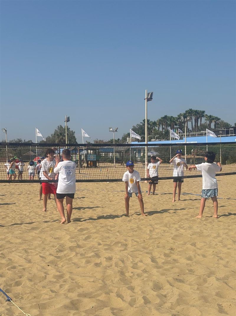 Ragazzi che giocano a beach volley sulla spiaggia del Lido Azzurro