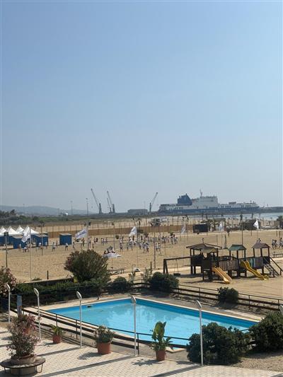 Vista panoramica del Lido Azzurro con piscina e spiaggia