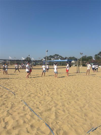 Bambini che giocano a beach volley sulla spiaggia
