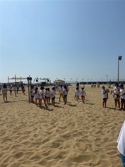 Bambini con le racchette da beach tennis in spiaggia