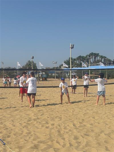 Ragazzi a beach volley con la rete