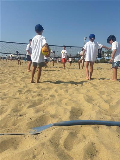 Bambini che giocano con il pallone in spiaggia