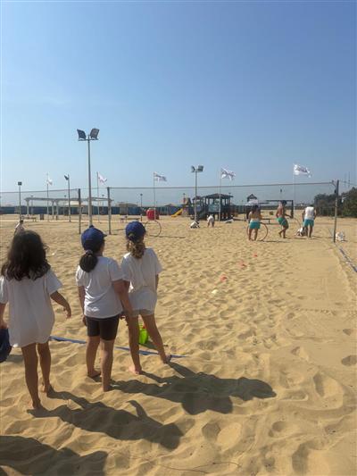 Bambine con gli hula hoop sulla spiaggia