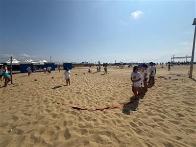 Bambini durante un'attività sportiva in spiaggia