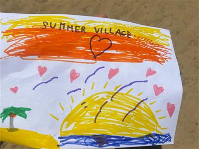 Disegno creativo realizzato da un bambino raffigurante Summer Village